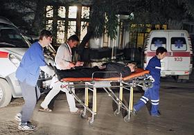 Врачи Скорой помощи помогают потерявшему сознание человеку. На улучшение здравоохранения Крыма выделено 3,8 млрд рублей