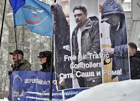 Митинг, организованный федеральным профсоюзом авиадиспетчеров России, в поддержку трех авиадиспетчеров, арестованных после авиакатастрофы в аэропорту 'Внуково', в которой погиб глава концерна Total Кристоф де Маржери, у Стеллы