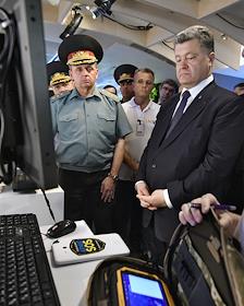Посещение президентом Украины Петром Порошенко экспозиции продукции компаний сетевого кластера высоких технологий в оборонной промышленности