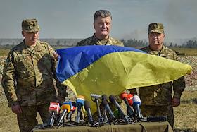 Во время встречи с личным составом подразделений Вооруженных Сил Украины в городе Чугуев Харьковской области военнослужащие вручили Президенту Украины Петру Порошенко Государственный Флаг Украины, под которым воевали в зоне АТО