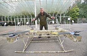 Публичный показ первого в мире действующего электрического летающего автомобиля для перевозки боеприпасов и средств спасения на поле боя на территории Центрального музея Великой Отечественной войны