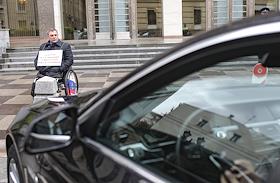Акция протеста члена Общероссийской общественной организации инвалидов войны в Афганистане и военной травмы 'Инвалиды войны' Алексея Ермохина, направленная против действий политика Франца  Клинцевича, у здания Совета Федерации